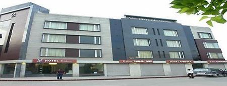 Hotel Gulnar New Delhi Buitenkant foto