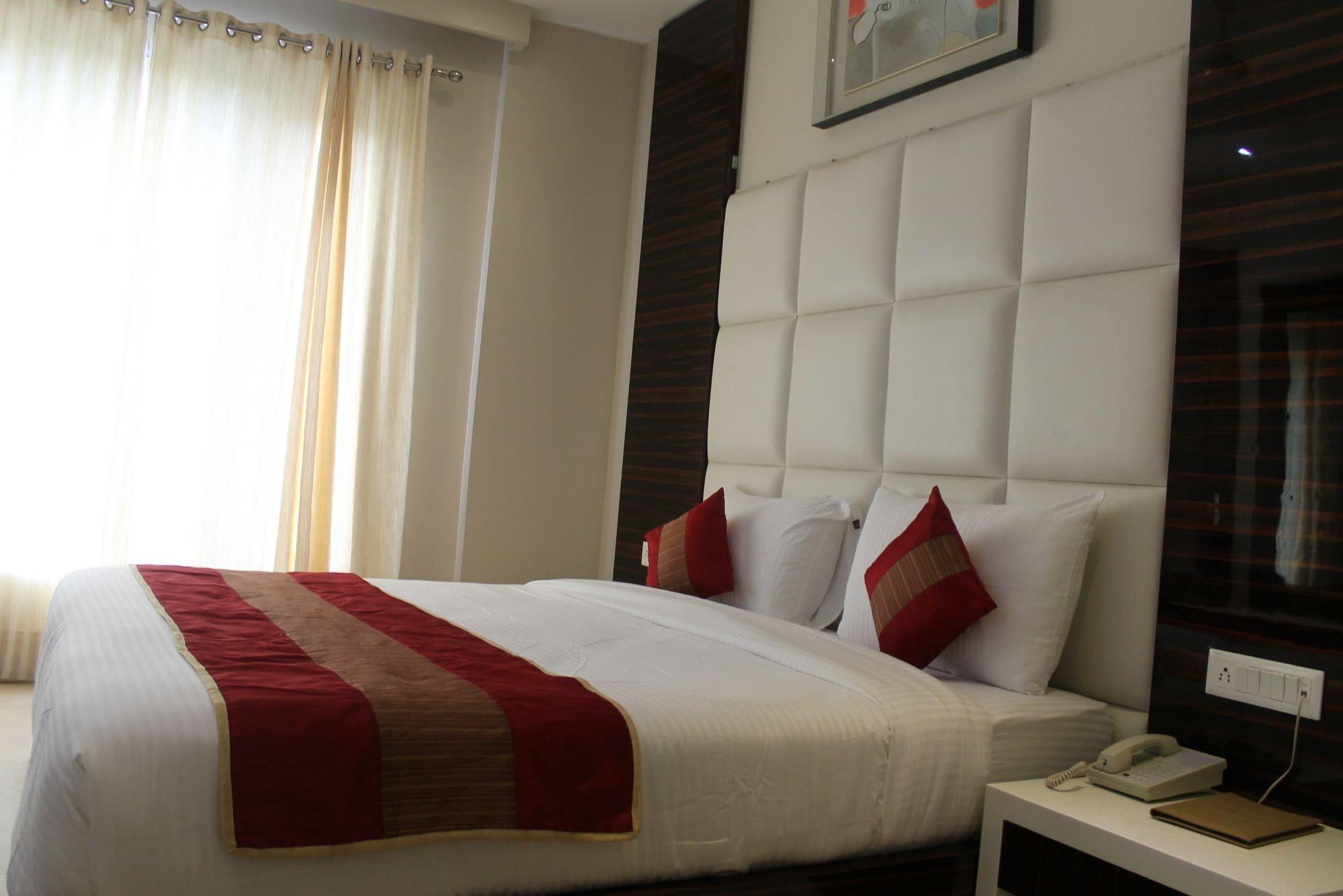 Hotel Gulnar New Delhi Buitenkant foto