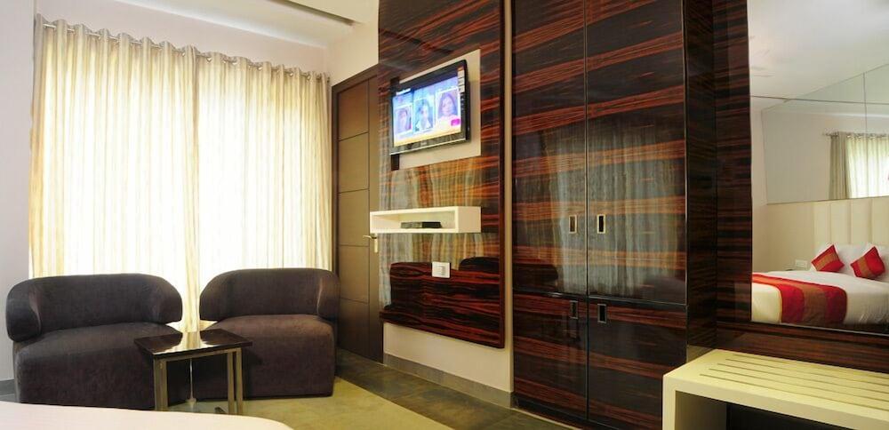 Hotel Gulnar New Delhi Buitenkant foto