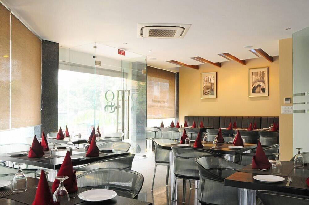 Hotel Gulnar New Delhi Buitenkant foto