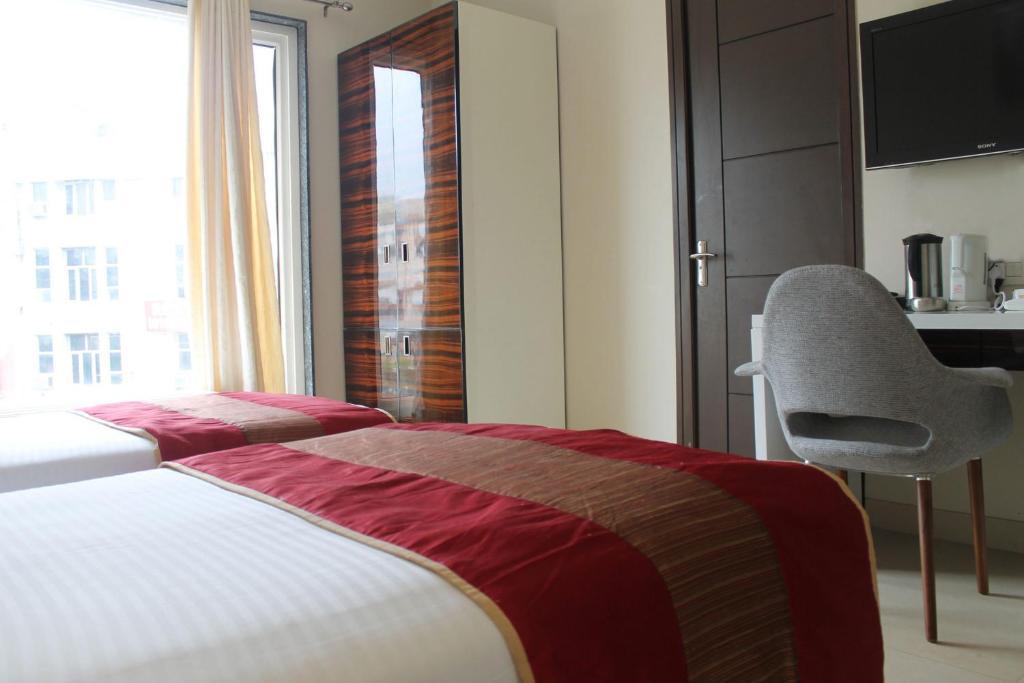 Hotel Gulnar New Delhi Buitenkant foto