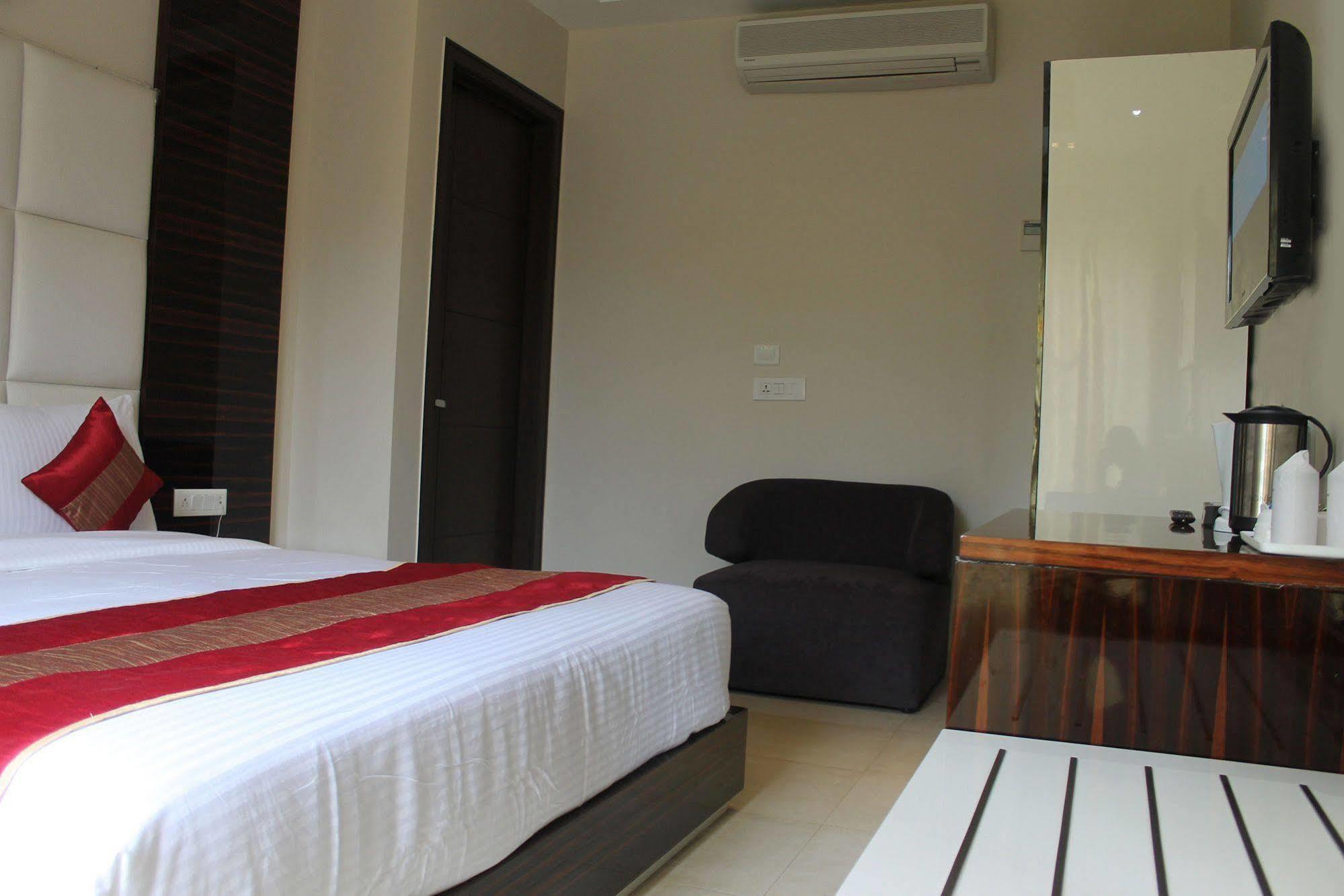 Hotel Gulnar New Delhi Buitenkant foto