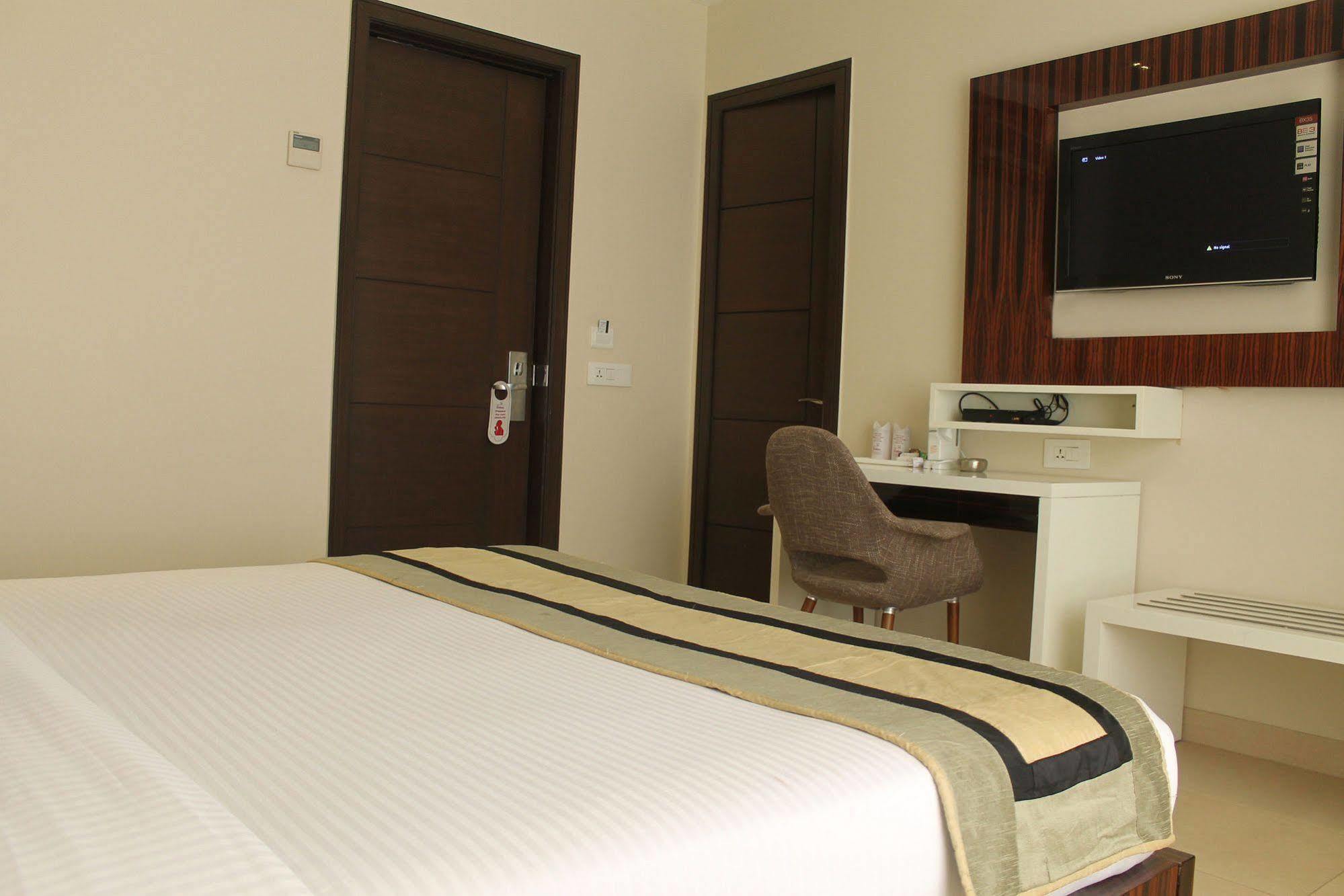 Hotel Gulnar New Delhi Buitenkant foto