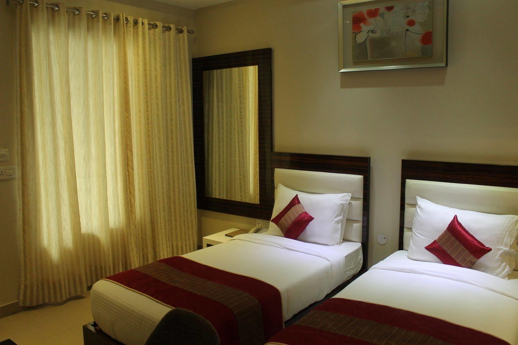 Hotel Gulnar New Delhi Buitenkant foto