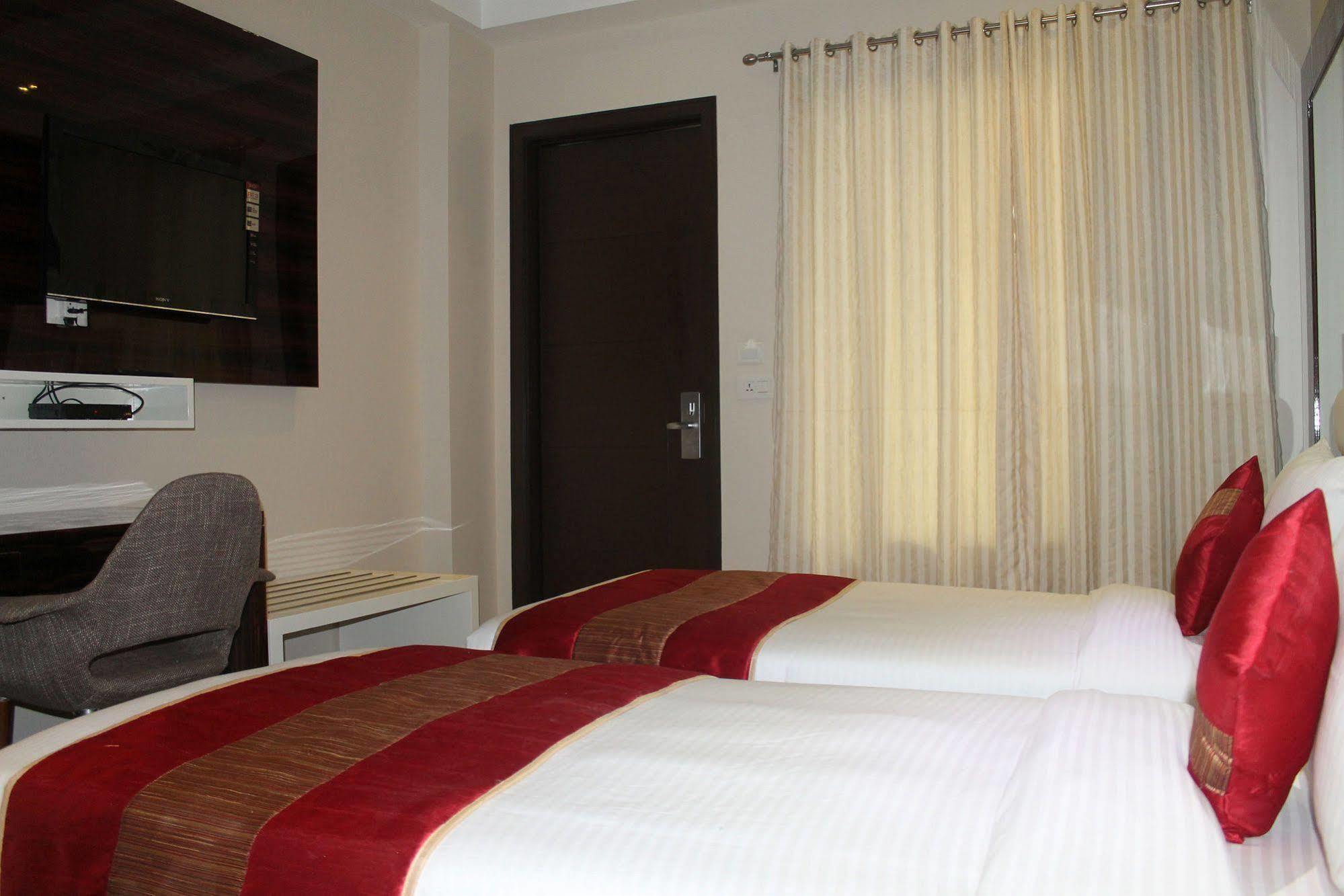 Hotel Gulnar New Delhi Buitenkant foto