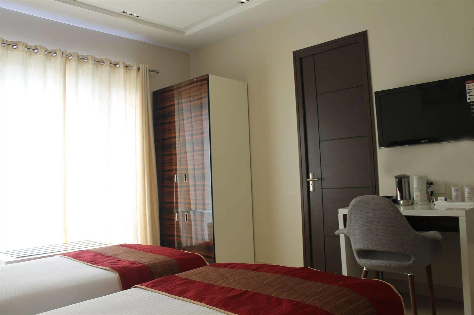 Hotel Gulnar New Delhi Buitenkant foto