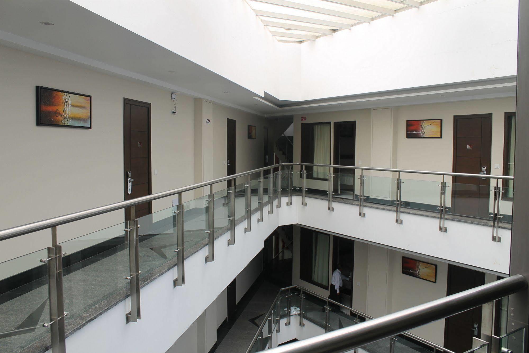 Hotel Gulnar New Delhi Buitenkant foto