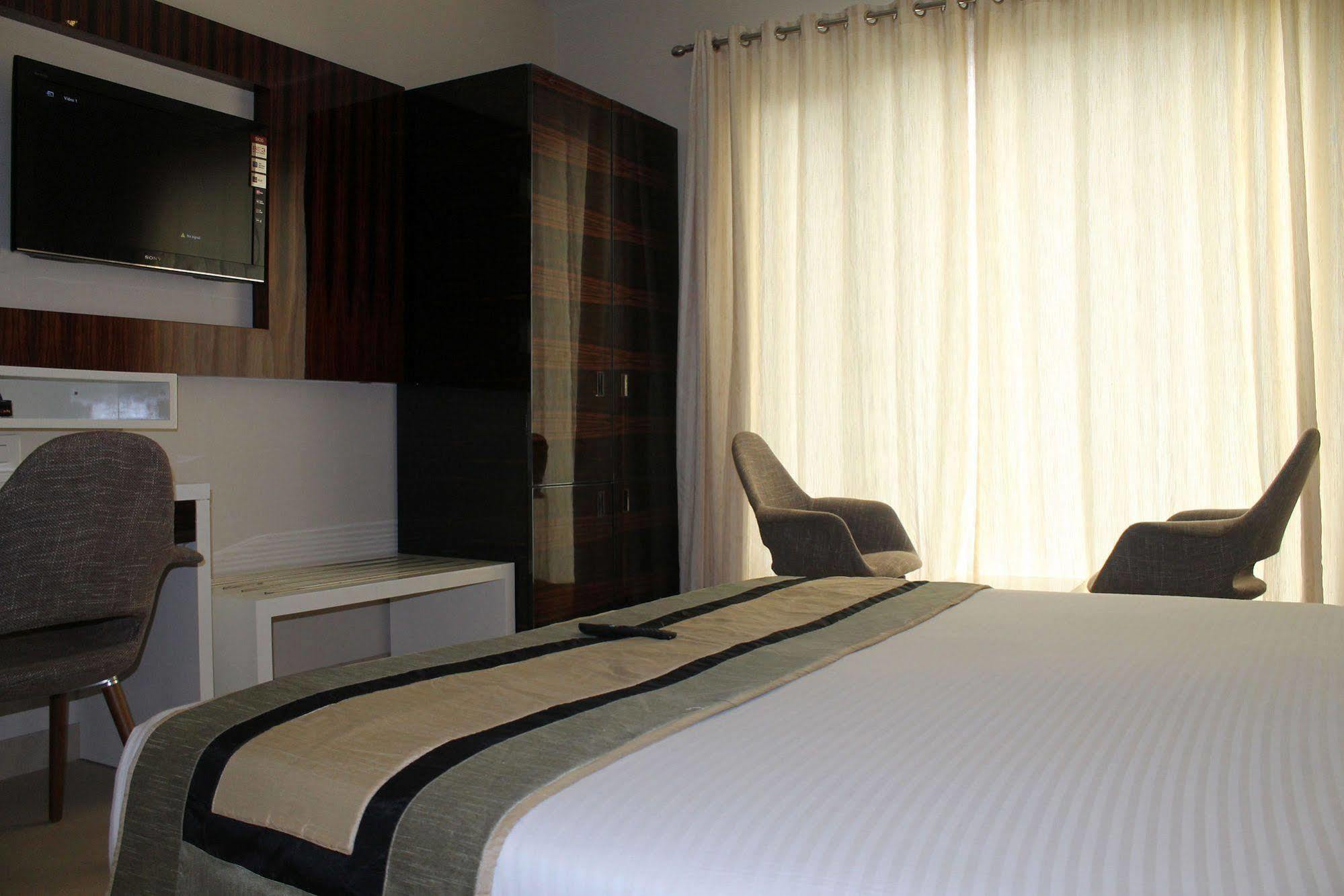 Hotel Gulnar New Delhi Buitenkant foto
