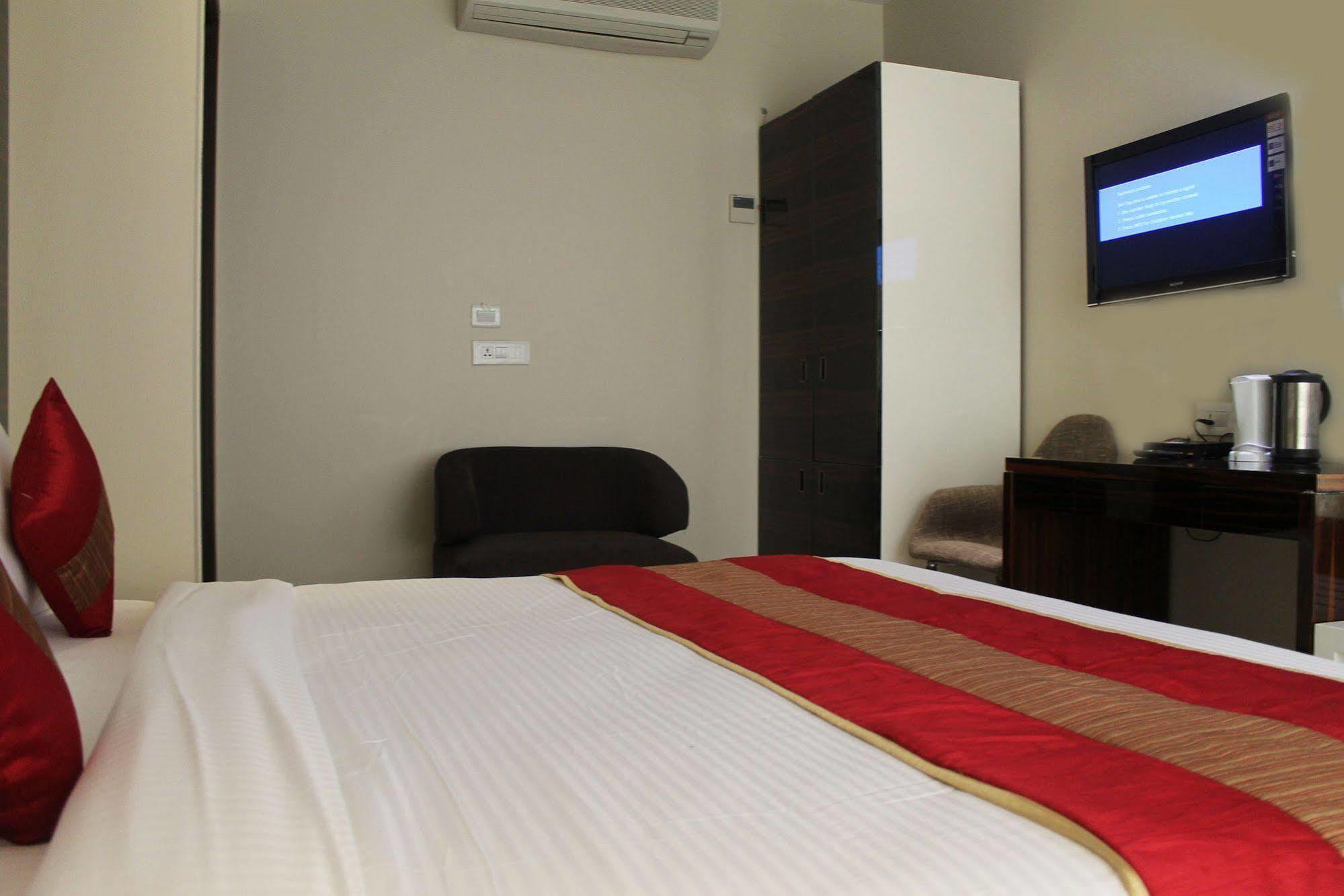 Hotel Gulnar New Delhi Buitenkant foto
